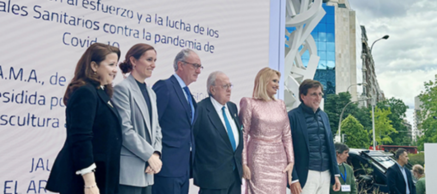 “El Árbol de la Vida”, la escultura donada por la Fundación A.M.A., acoge el homenaje a los sanitarios organizado por la OMC