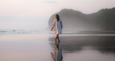 Los beneficios de pasear descalzo por la playa