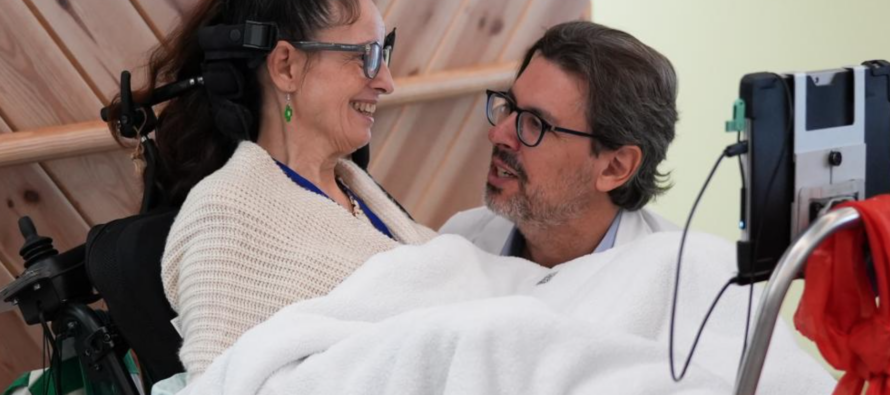 Díaz Ayuso anuncia un Banco de Voz para que pacientes con ELA puedan comunicarse